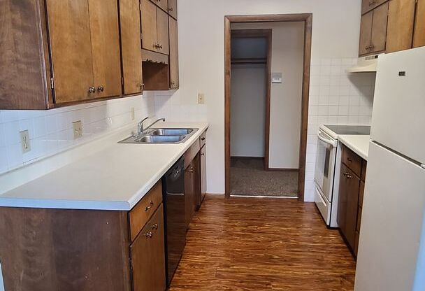 2 beds, 1 bath, 900 sqft, $770, Unit 5