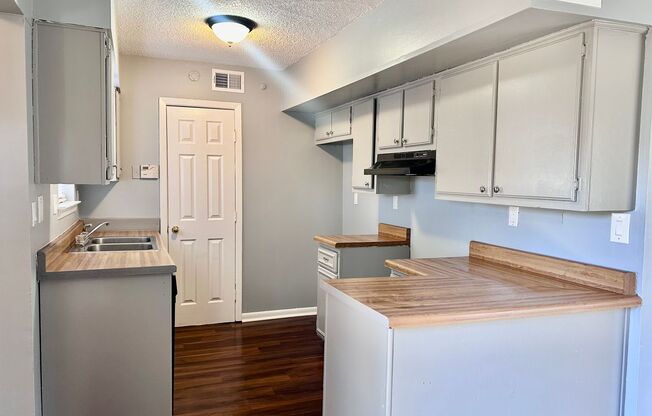 Newly Renovated Townhouse in Oakhaven