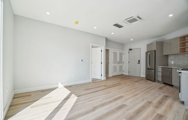 2 beds, 1 bath, $2,550, Unit 205