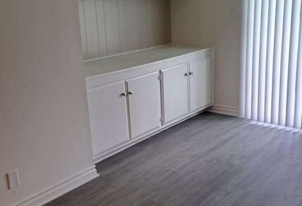 Studio, 1 bath, 421 sqft, $1,975, Unit 42