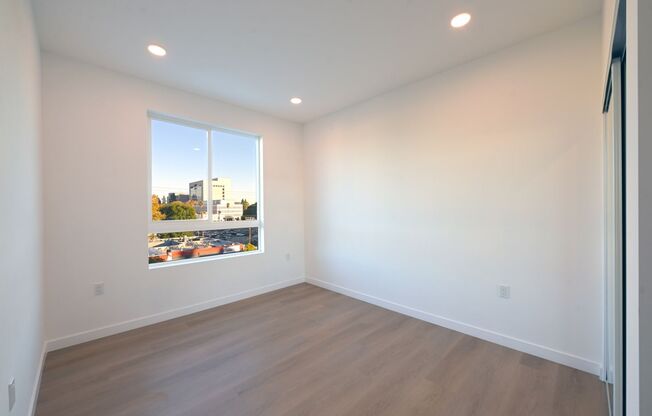 2 beds, 1 bath, $2,700, Unit 301