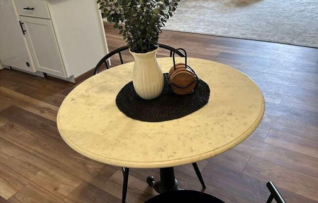 2 beds, 1 bath, $2,000, Unit 4-2557