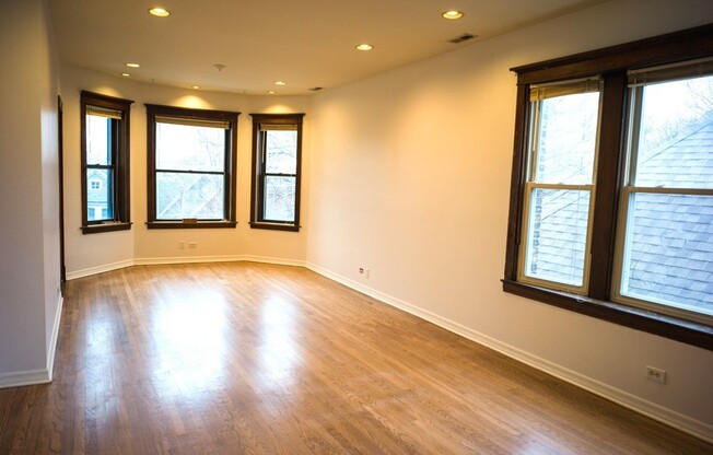 2110 W CUYLER AVE