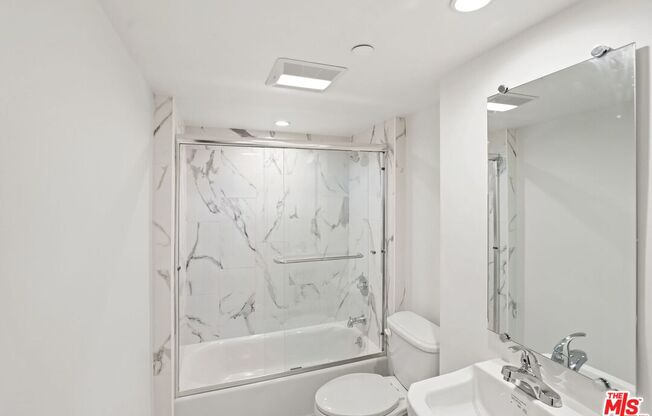 2 beds, 2 baths, 923 sqft, $3,995, Unit 404