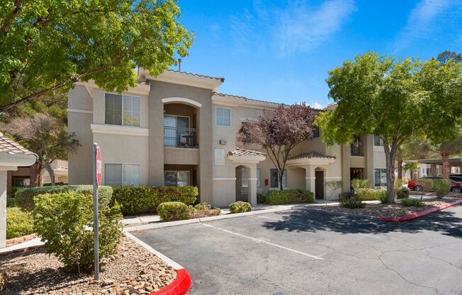 *VERY NICE CONDO IN GATED COMMUNITY !