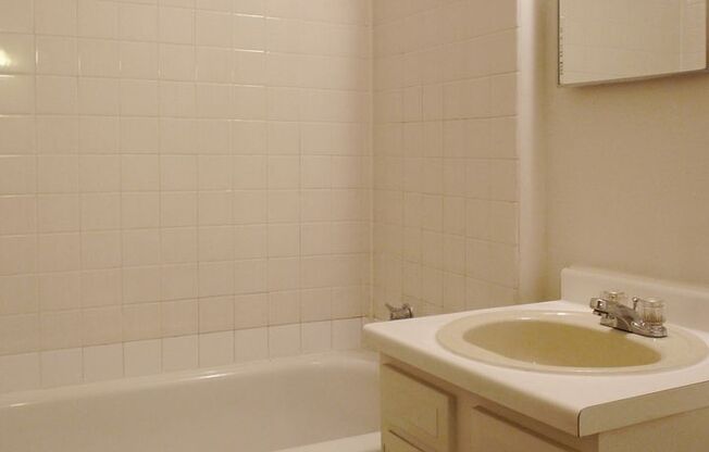 1 bed, 1 bath, 410 sqft, $980, Unit 4 - 34