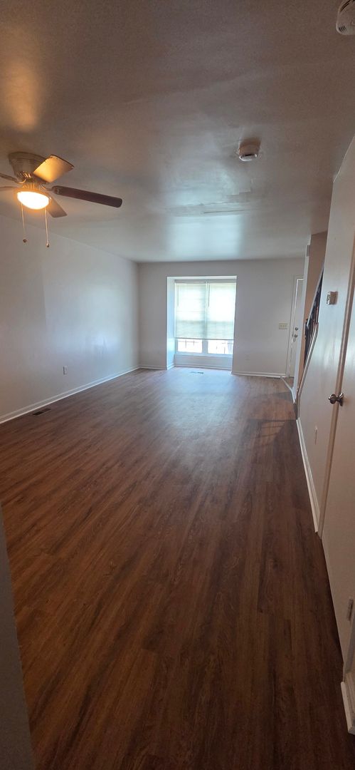 Act Fast! 2 Bedroom Townhome In Columbia