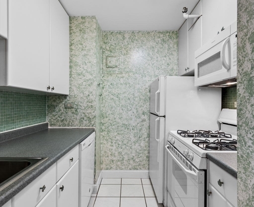 1 bed, 1 bath, 590 sqft, $3,150, Unit 17J