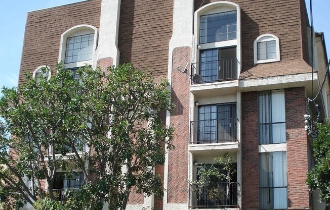 1 bed, 2 baths, $2,475, Unit 303