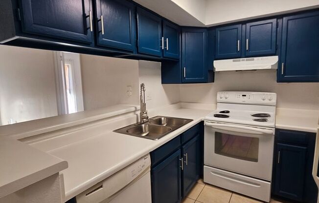 $500 Off First Month! 2 Bed 2 Bath Condo Near Dobson & University with In-Unit W/D