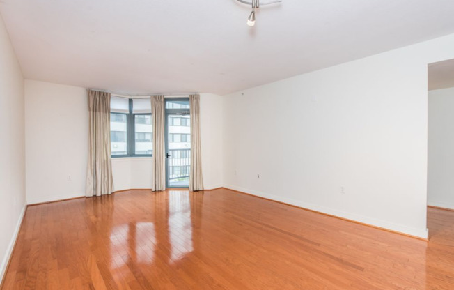 LARGE 1 Bedroom/1 Bathroom with Balcony in Bustling Mount Vernon Triangle!!