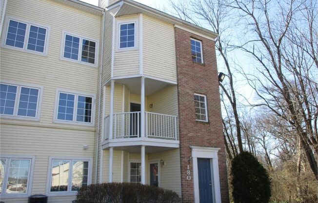 Crestwood 2 bed + Loft Large Condo Available Sep 1