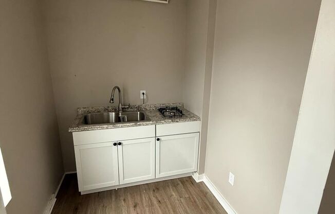 1 bed, 1 bath, $850, Unit B10