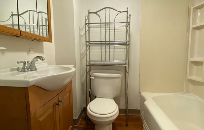 One Bedroom in Oakland! Great Location & Heat is Included! Call Today!