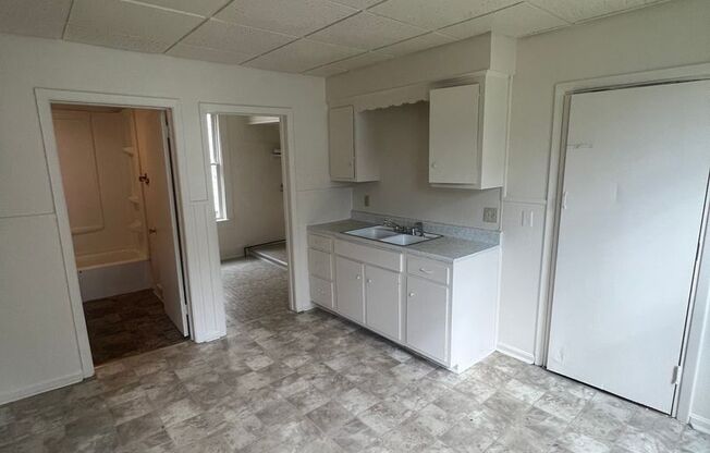 2 beds, 1 bath, $725, Unit #1