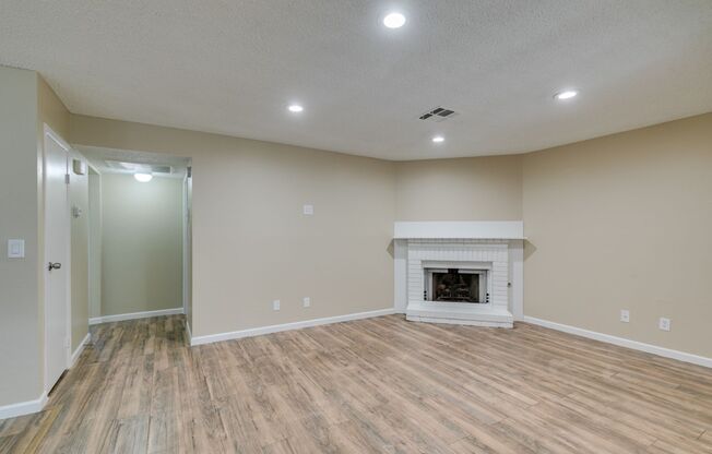 GORGEOUS 2 BEDROOMS CONDO*JUST COMPLETED UPGRADES*SOUTHWEST AREA*COMMUNITY AMENITIES*