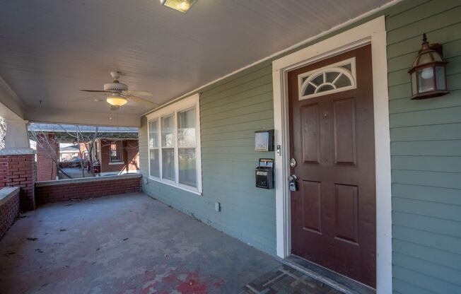 Ideal location close to Downtown, Shopping and Dinning 3 Bed Rent House!