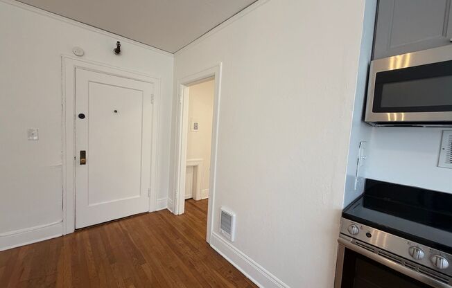 Studio, 1 bath, 320 sqft, $1,129, Unit 14