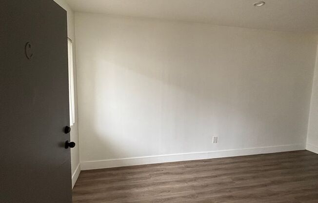 Upgraded 1 Bedroom In Torrance with Parking !!! -$2,100.00