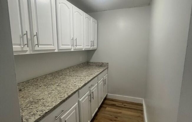 3 beds, 1 bath, $1,850, Unit 155 Belmont Unit #1L