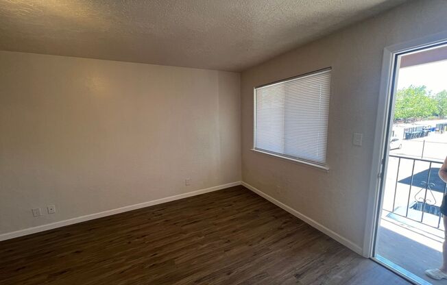 1 bed, 1 bath, $950, Unit 915 Unit 5