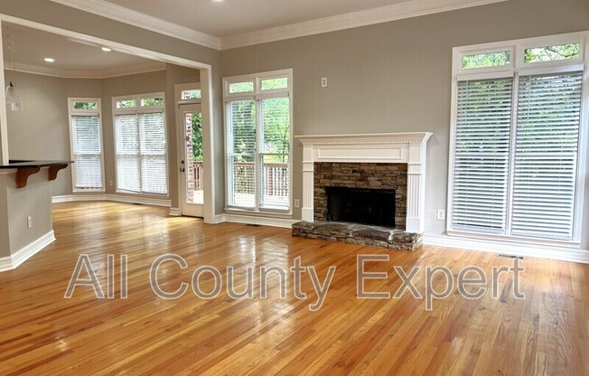 889 LENOX CT NE