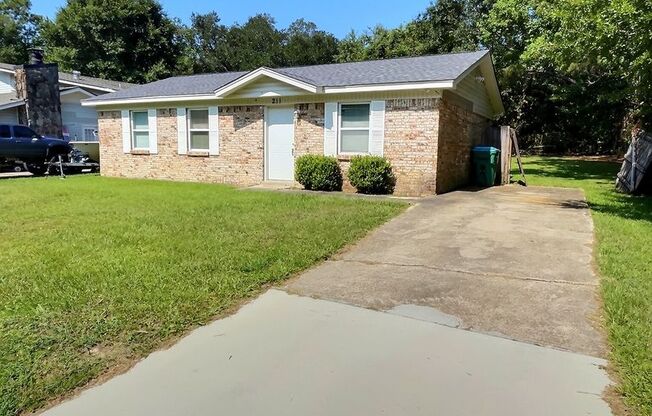 3-Bedroom Home in Ocean Springs – Prime Location & Pet-Friendly!