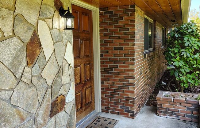 ***Mid-Century Auburn Home on a Quiet Deadend Street!***