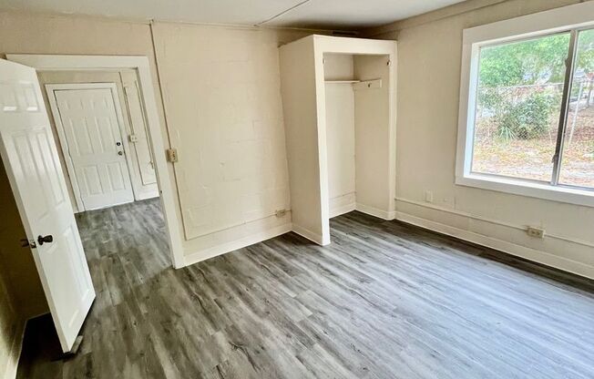 Beautifully Remodeled (1BR/1BA) Lakeland Duplex