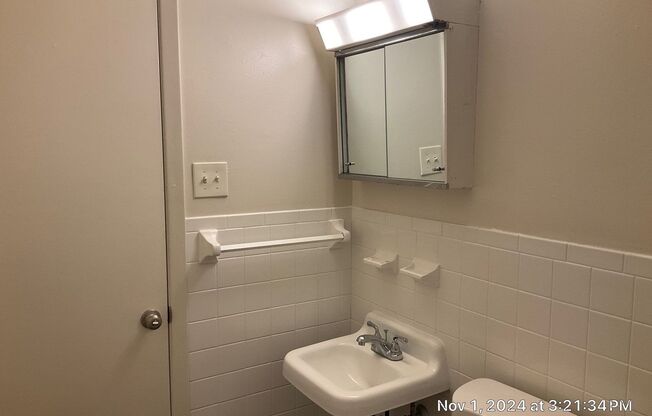 2 beds, 1 bath, 705 sqft, $1,095, Unit 02716-07