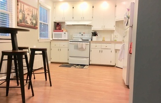 St. Anthony Park ! Rarely Available ! 2 Bedroom Lower Level Duplex