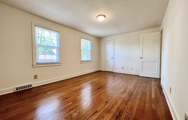 2 beds, 1 bath, 888 sqft, $850, Unit 926Hill