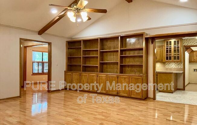 201 OAKWOOD DR