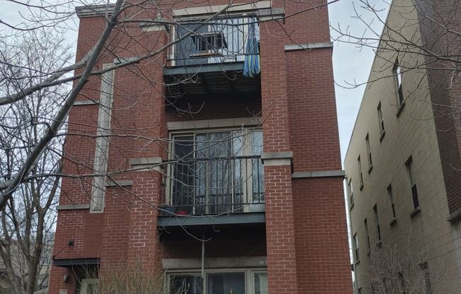 Spacious 3 Bed, 2 Bath Steps to Taylor Street