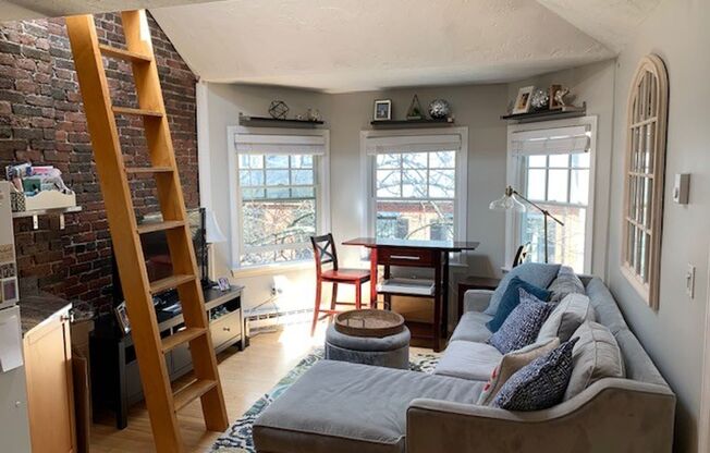 1 Bed 1 Bath condo in the Gaslight District. Roof Deck!!