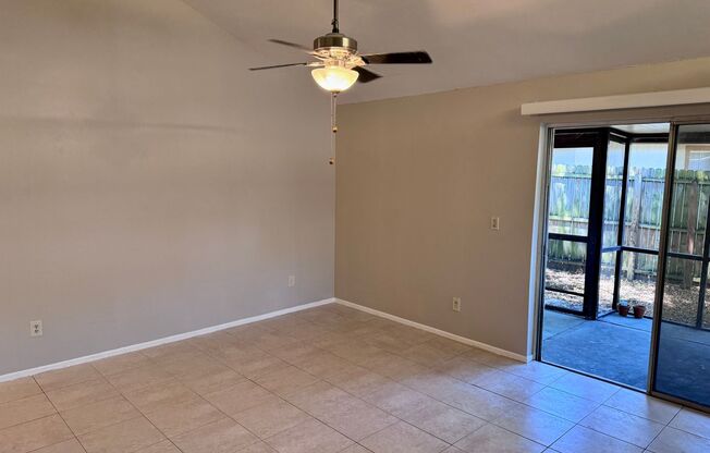 2/2 Townhome Located in Palm Harbor WITH Garage and Porch!