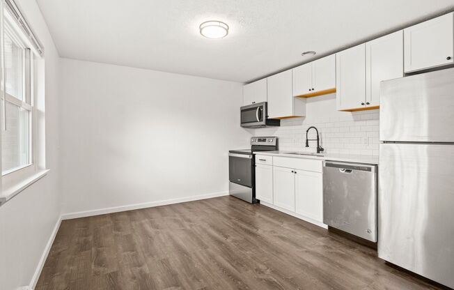 2 beds, 1 bath, $1,300, Unit 23