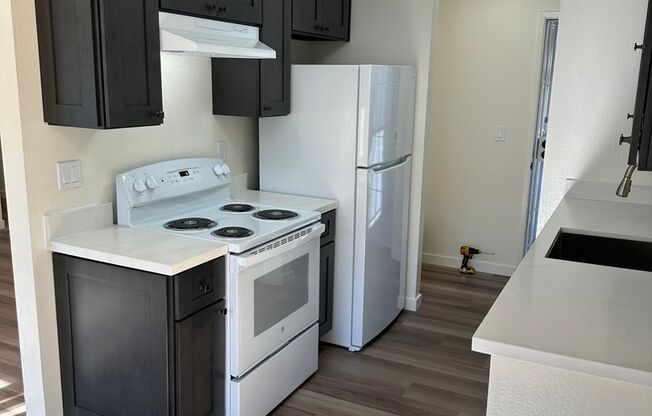 3 beds, 1 bath, $2,950, Unit 09