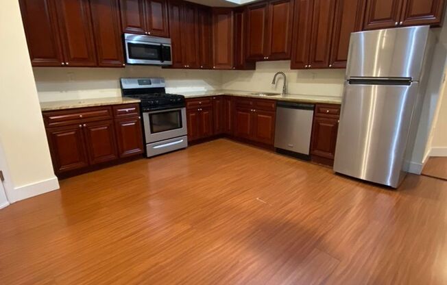 Sophisticated 2 Bedroom, 2 Bath w/ Hardwood Floors in The Heart of Center City!!!!!