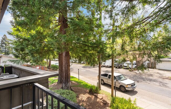 Beautiful Sawmill Commons Condo!