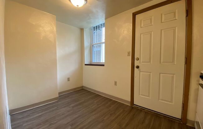 Large 3 Bedroom Apartment on Bates Street! Great for Pitt Students! Call Today!