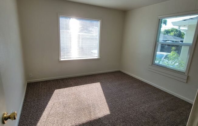 2 beds, 1 bath, 808 sqft, $1,000