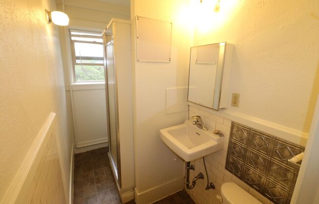 Studio, 1 bath, $1,100, Unit B