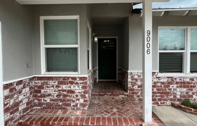 MOVE-IN READY 4+2 w/en-suite + great backyard!