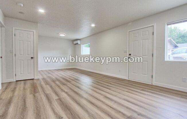 1 Bed, 1 Bath Duplex Unit on Main Street in Washougal