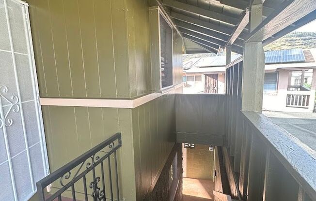 KALIHI UKA House 6 bedrooms, 2 full bath and 2 half bath, 4 cars parking, fenced yard, plenty storage space, easy access to freeway