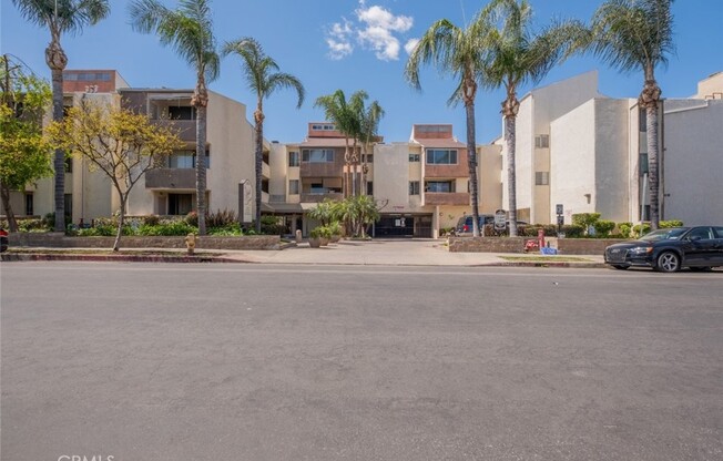 5325 Newcastle Avenue, 322