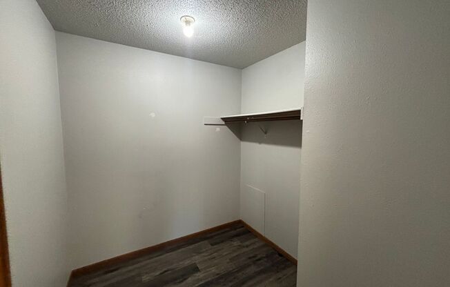 2 beds, 1 bath, $845, Unit 12