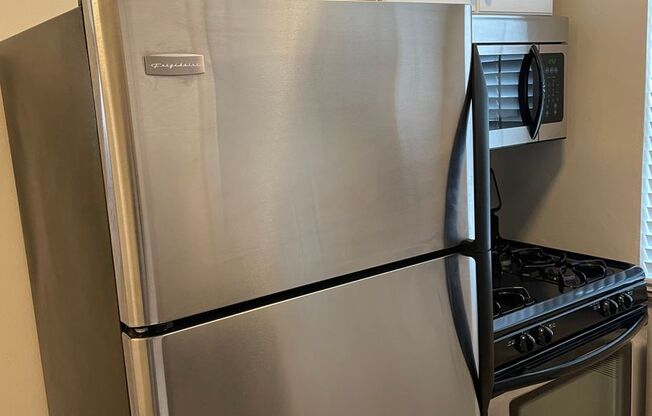 Studio, 1 bath, 400 sqft, $945, Unit 08