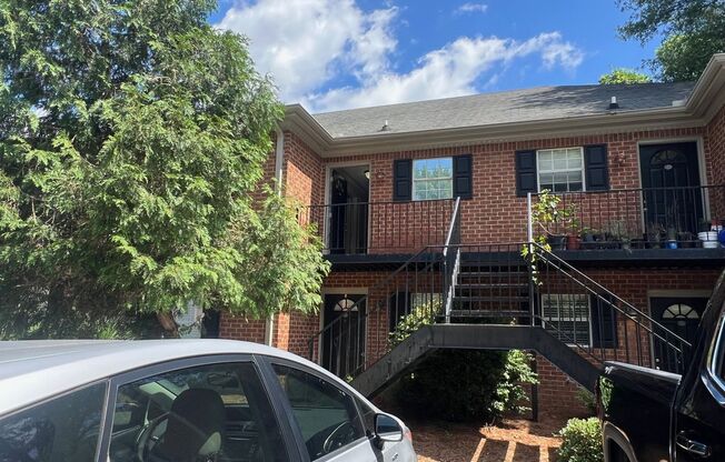 2 bed 2 bath off Baxter St.